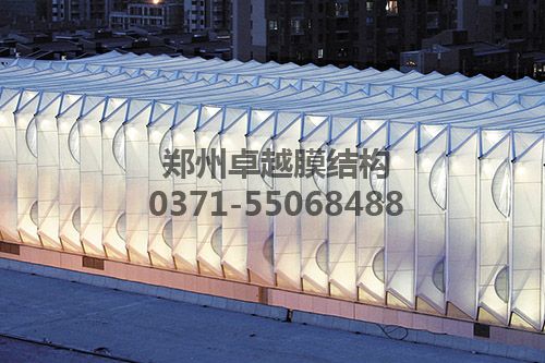 夜間車站透出柔和的燈光讓人感到非常的溫馨、輕松