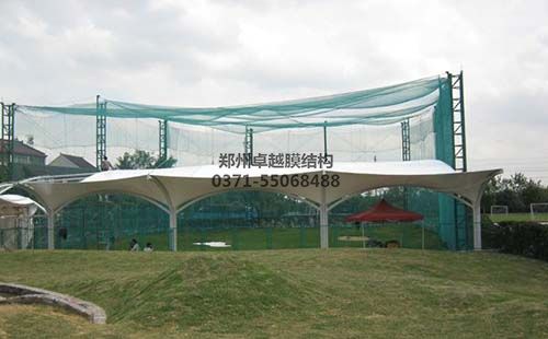 高爾夫發(fā)球臺膜結(jié)構雨棚全景實拍