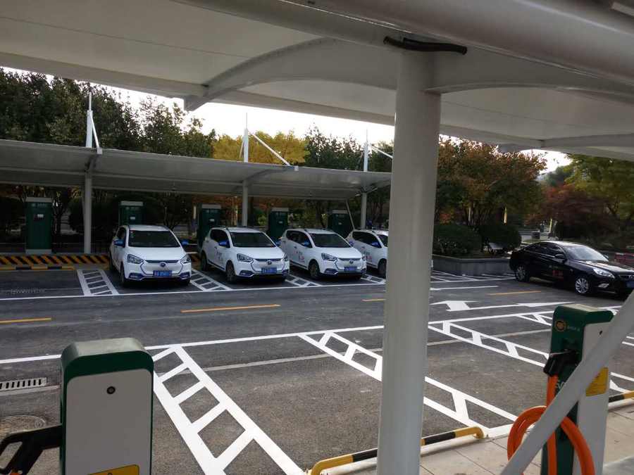 七字型的汽車停車棚，也是汽車蓬里，使用比較多的一款造型
